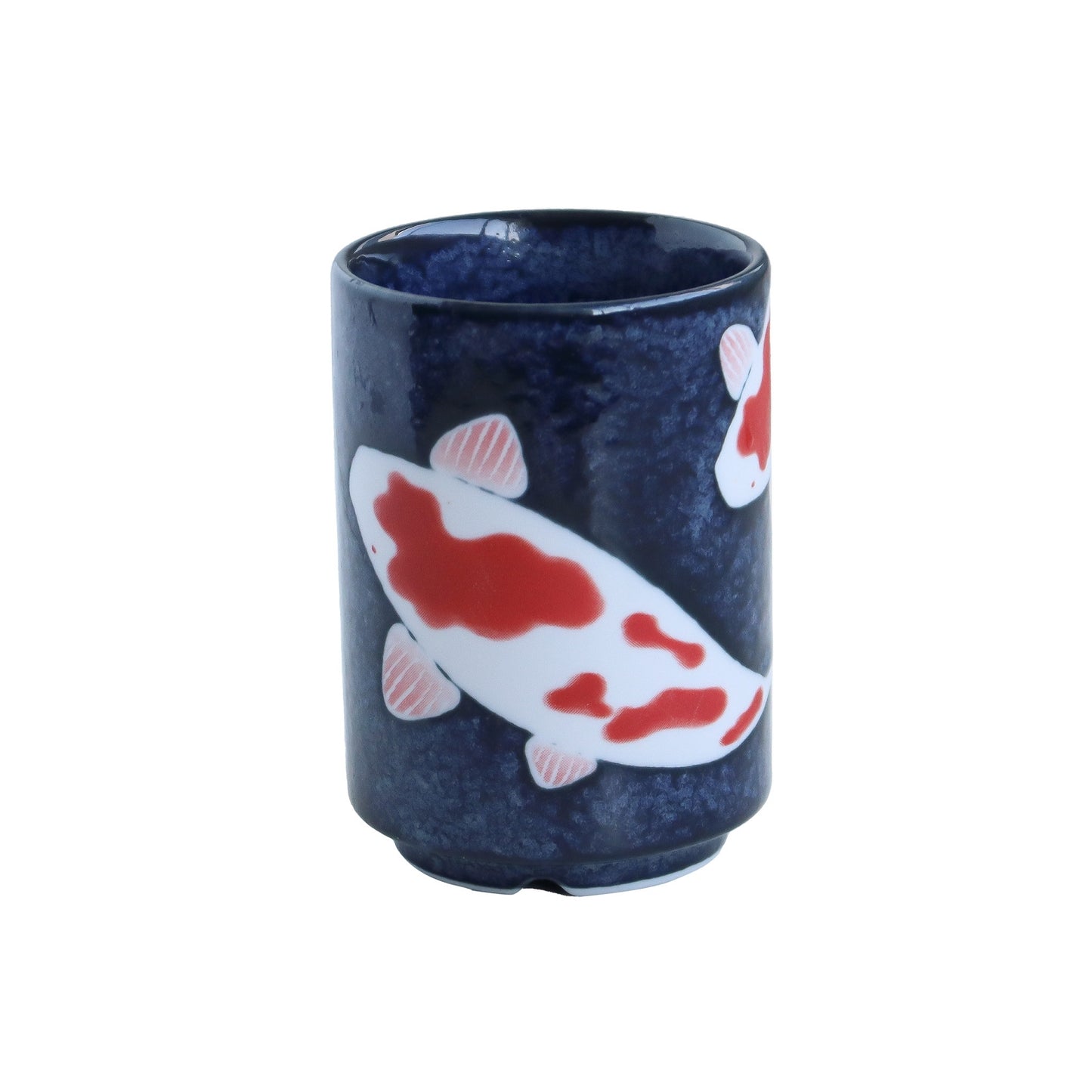 Yunomi japonais en porcelaine décoré de carpes koi sur fond blanc