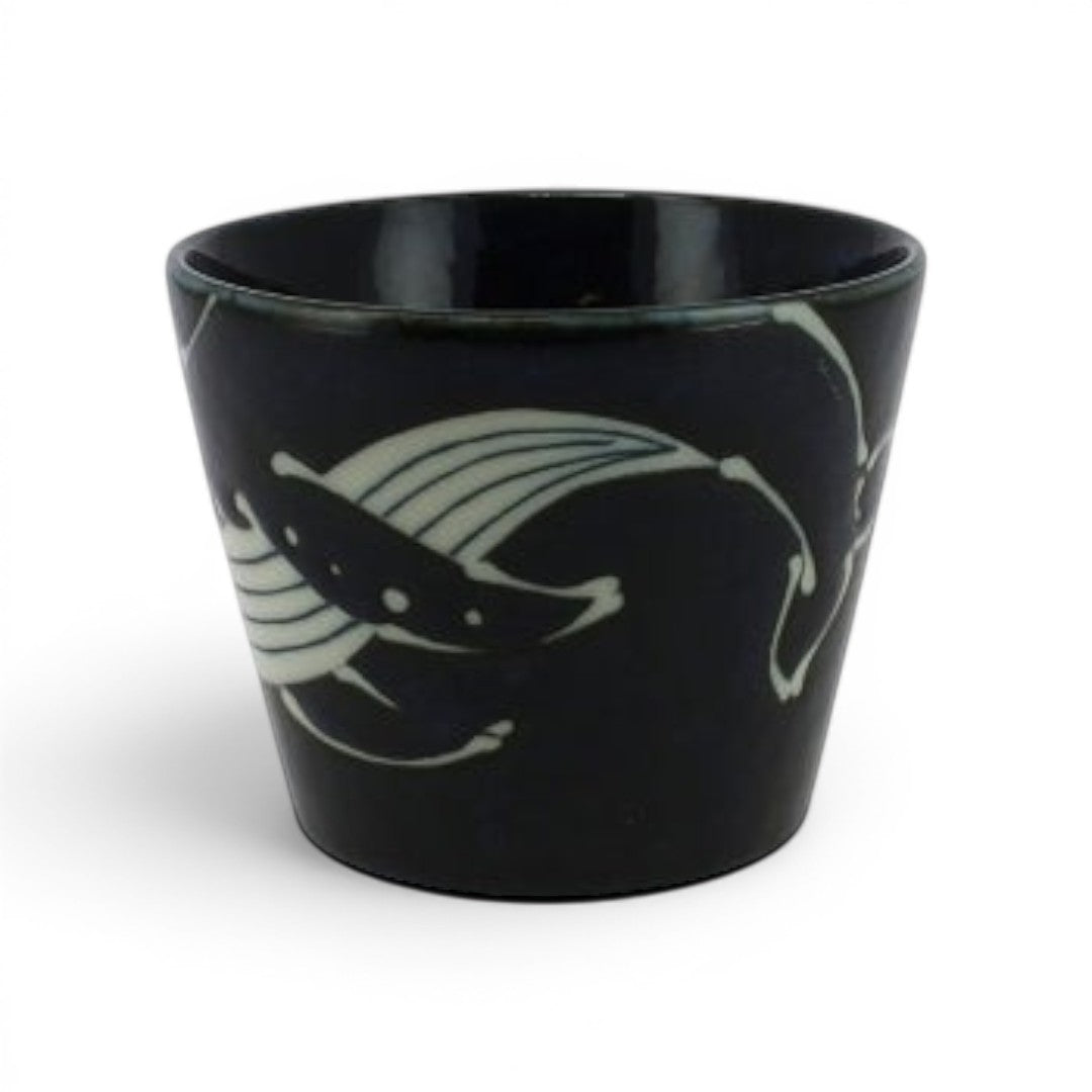 Vue arrière de la tasse soba japonaise à décor baleine sur fond bleu profond