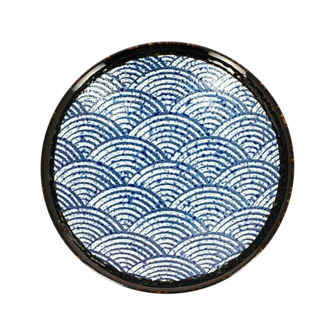 Set de deux assiettes Yugen lab en céramique bleue et blanche avec motif de vague japonaise nami et bordure noire