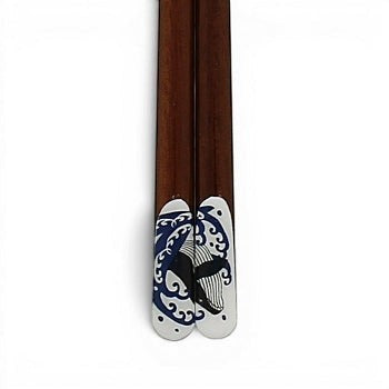 Baguettes japonaises Yugen lab en bambou brun avec embout en porcelaine orné d'un motif de baleine et vagues bleues