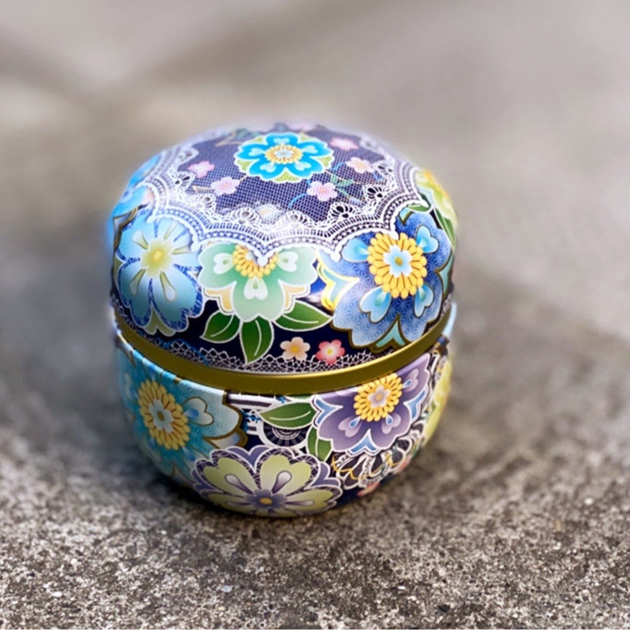 Boîte à thé Yugen lab bleue avec motifs floraux artisanaux japonais, idéale pour conserver 50g de thé en vrac.
