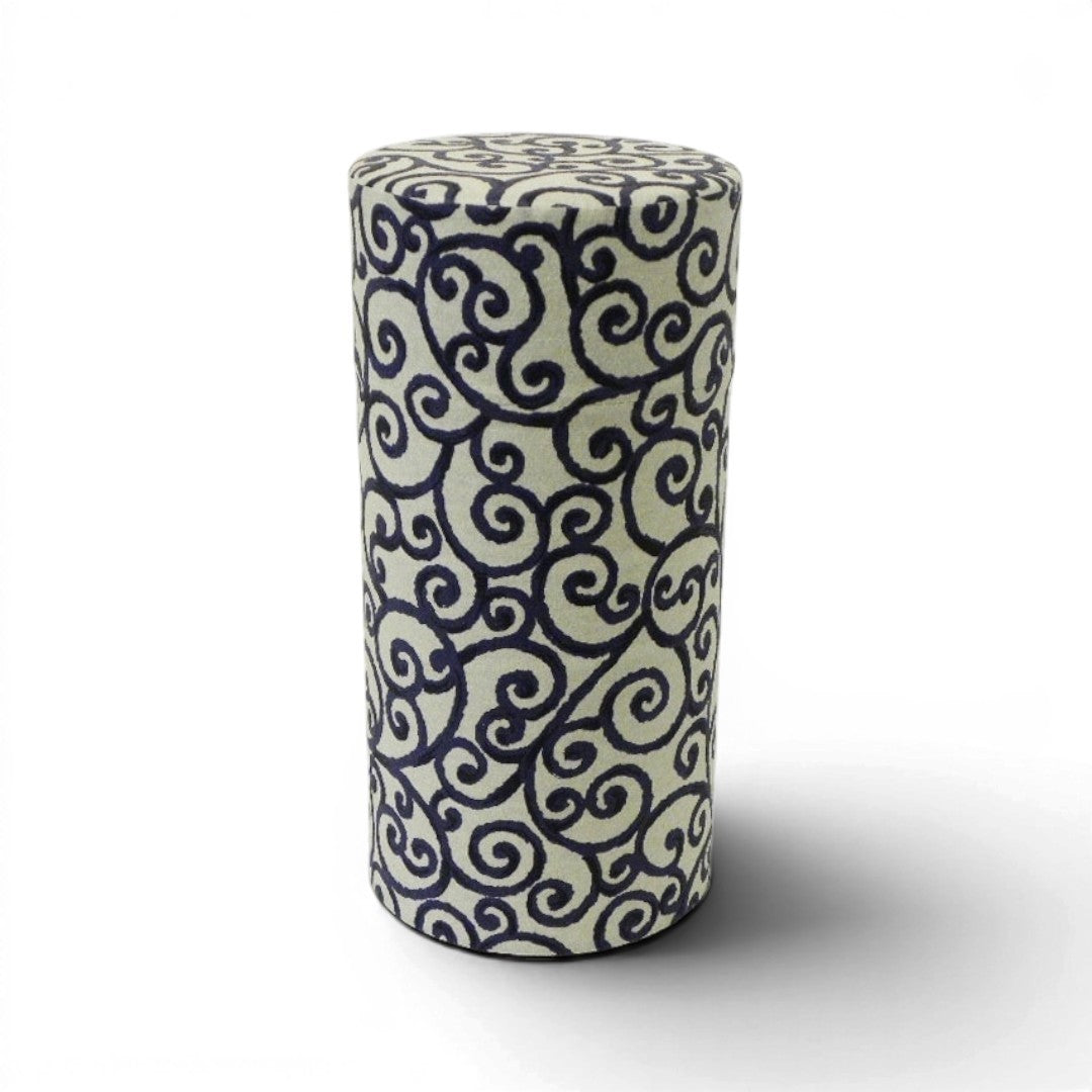 Boîte à thé japonaise Yugen lab cylindrique en fer-blanc avec motifs volutes noirs sur fond blanc crème