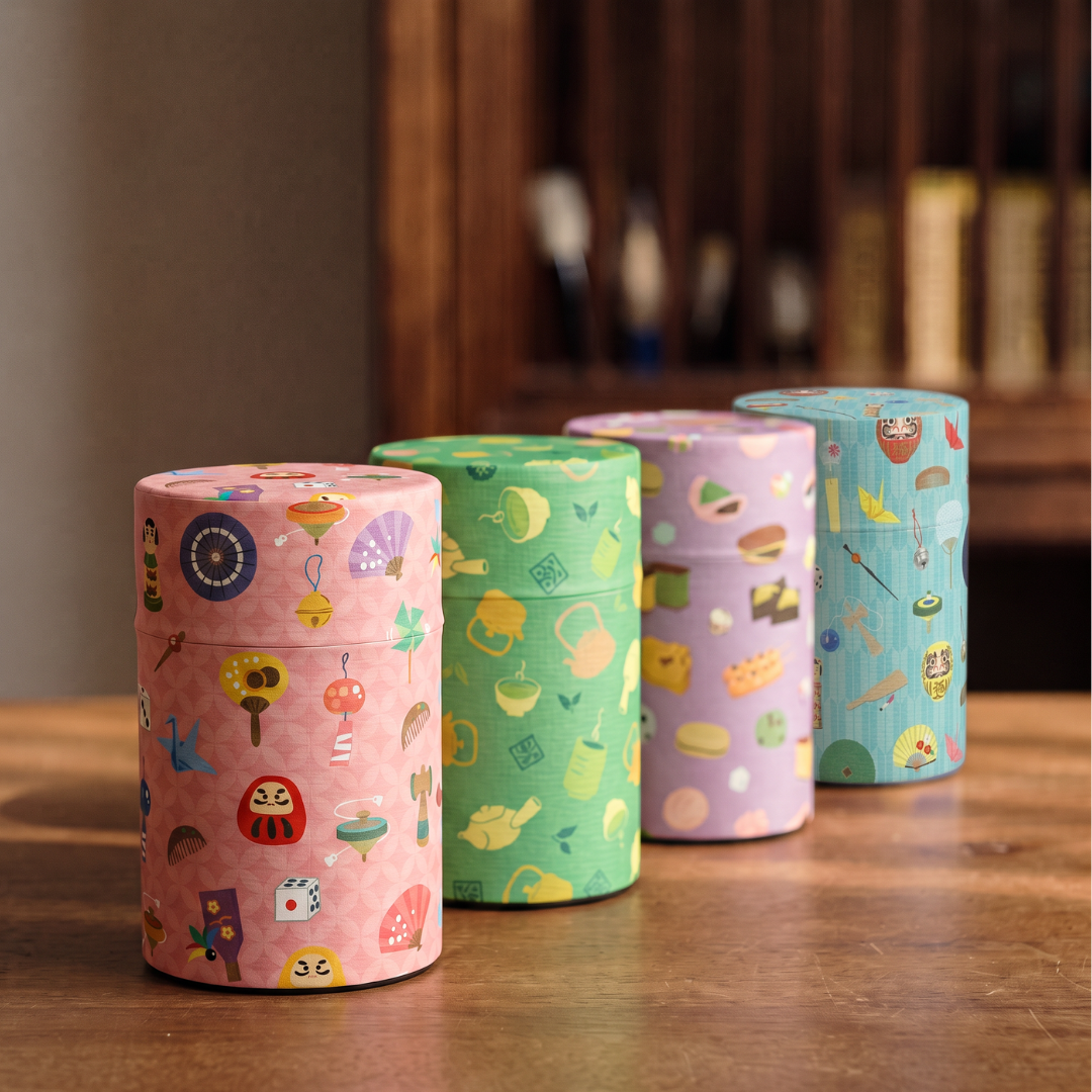 Quatre boîtes à thé Yugen lab cylindriques en fer blanc recouvertes de papier washi avec des motifs japonais colorés