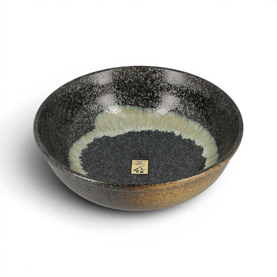 Bol Yugen lab en céramique japonaise noire et beige avec une texture granuleuse et un motif inspiré par les vagues