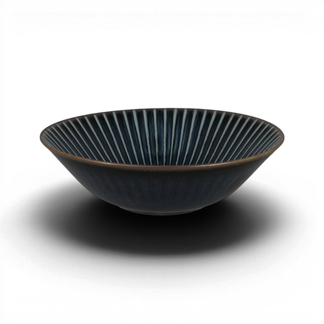 Bol japonais Yugen lab en céramique bleue évasée avec motif de lignes verticales en relief pour une table élégante