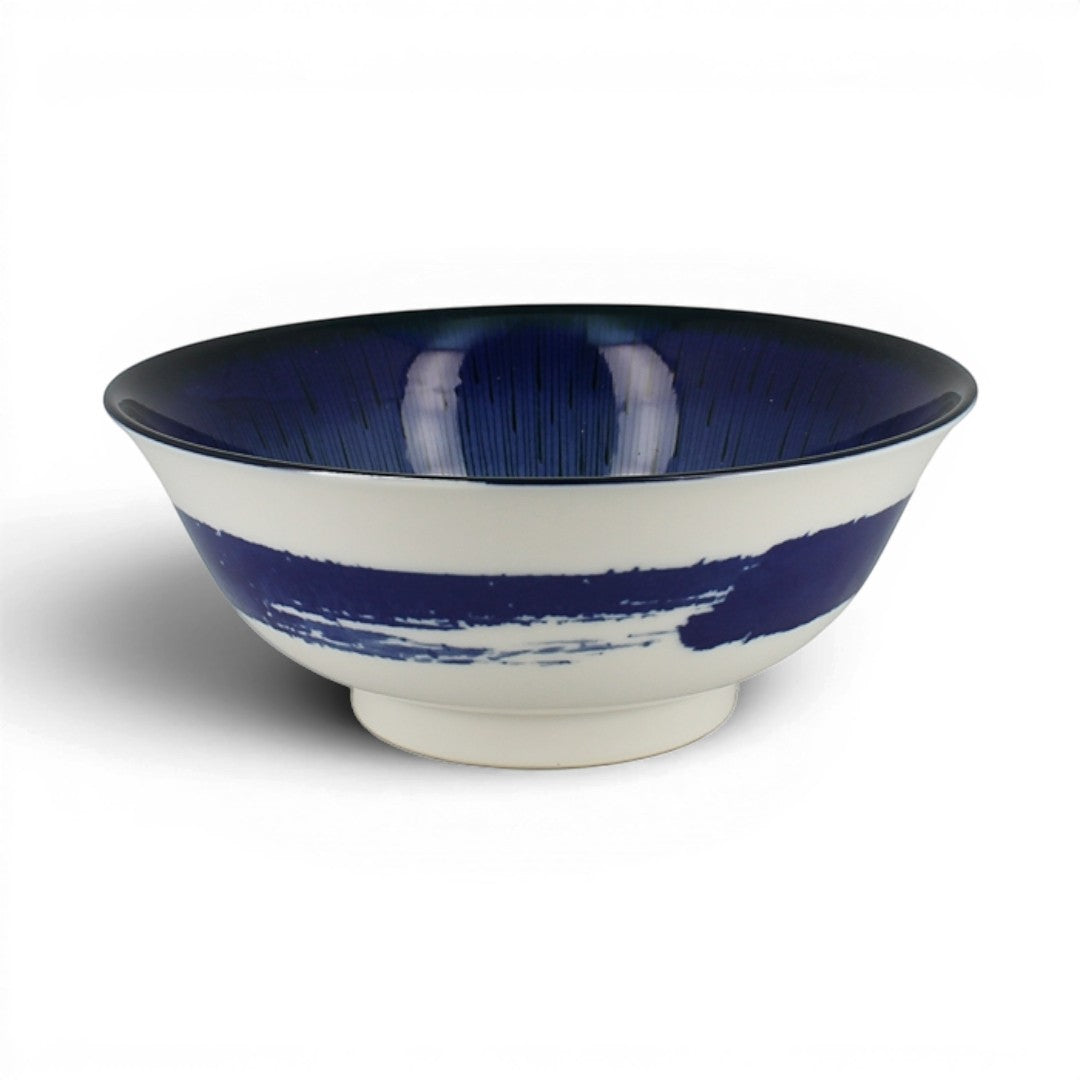 Bol japonais Yugen lab en porcelaine blanche avec motifs bleu profond peints à la main et intérieur bleu brillant
