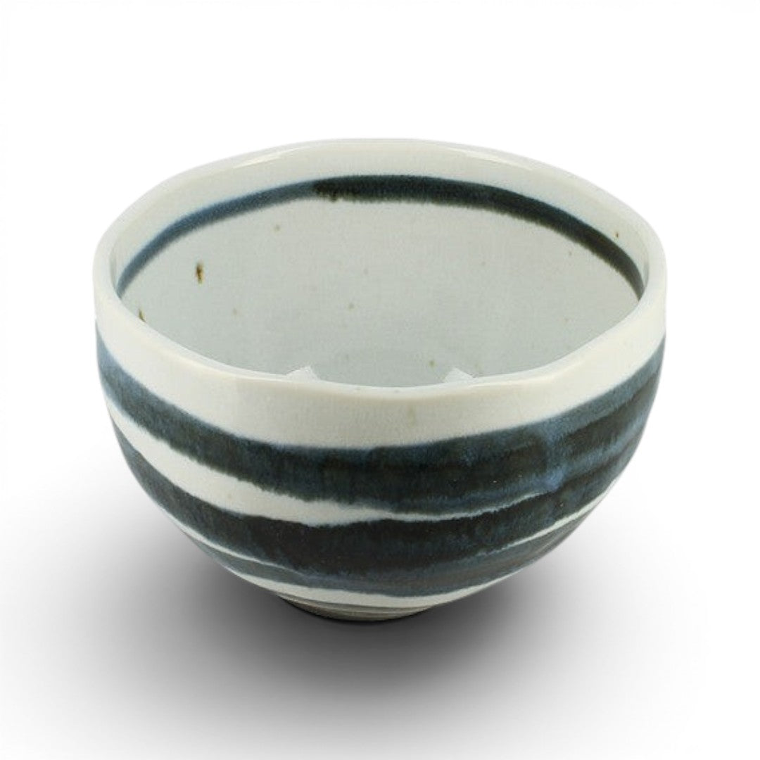 Bol japonais Yugen lab en céramique blanche avec des rayures bleues horizontales et un socle stable