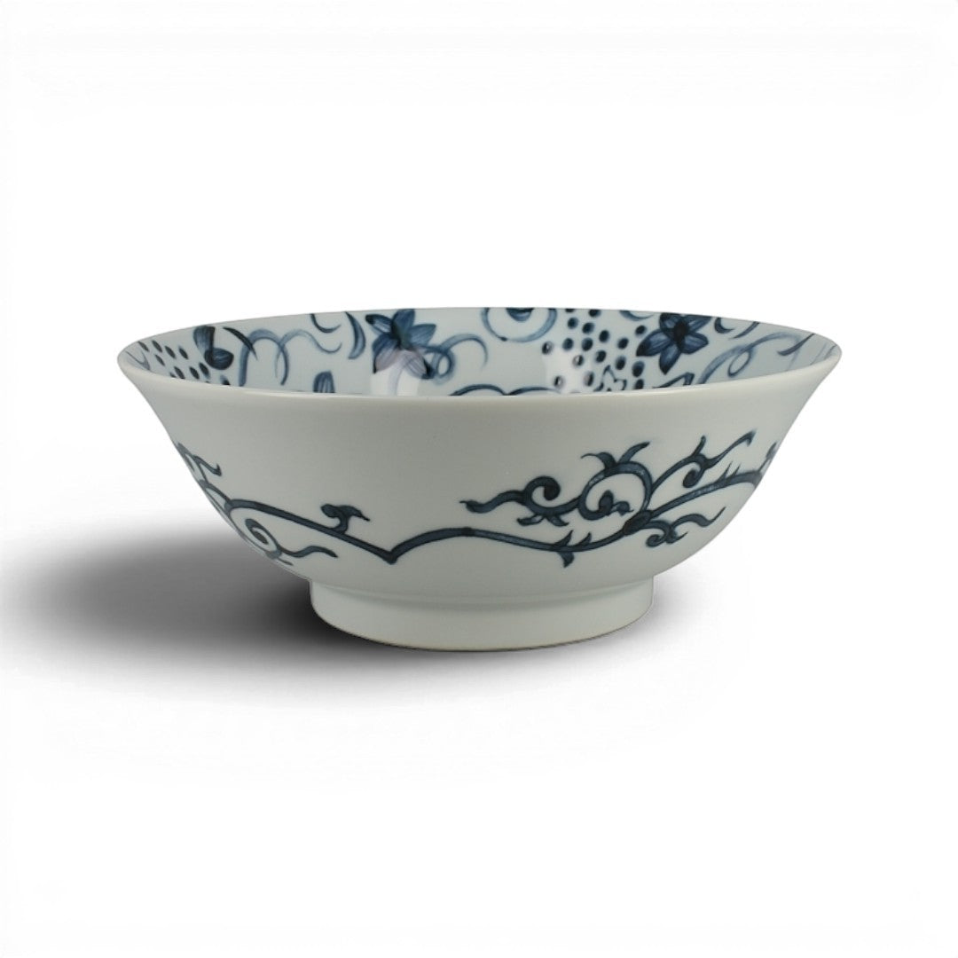 Bol japonais Yugen lab en céramique blanche avec motifs floraux et ronces peints en bleu, style traditionnel nippon
