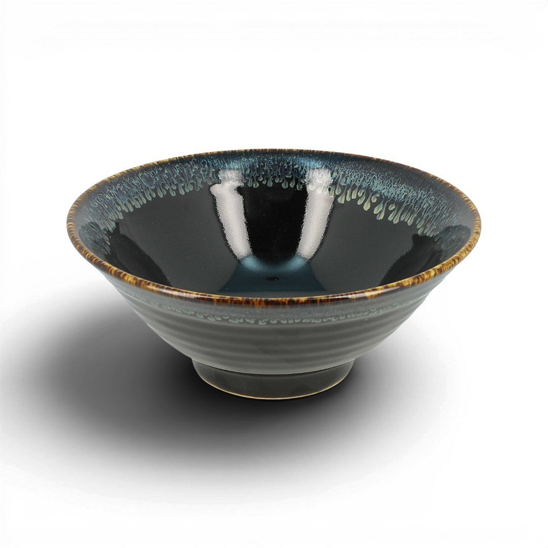Bol japonais Yugen lab en porcelaine bleu océan avec détails mouchetés sur le rebord pour soupe ou plats design