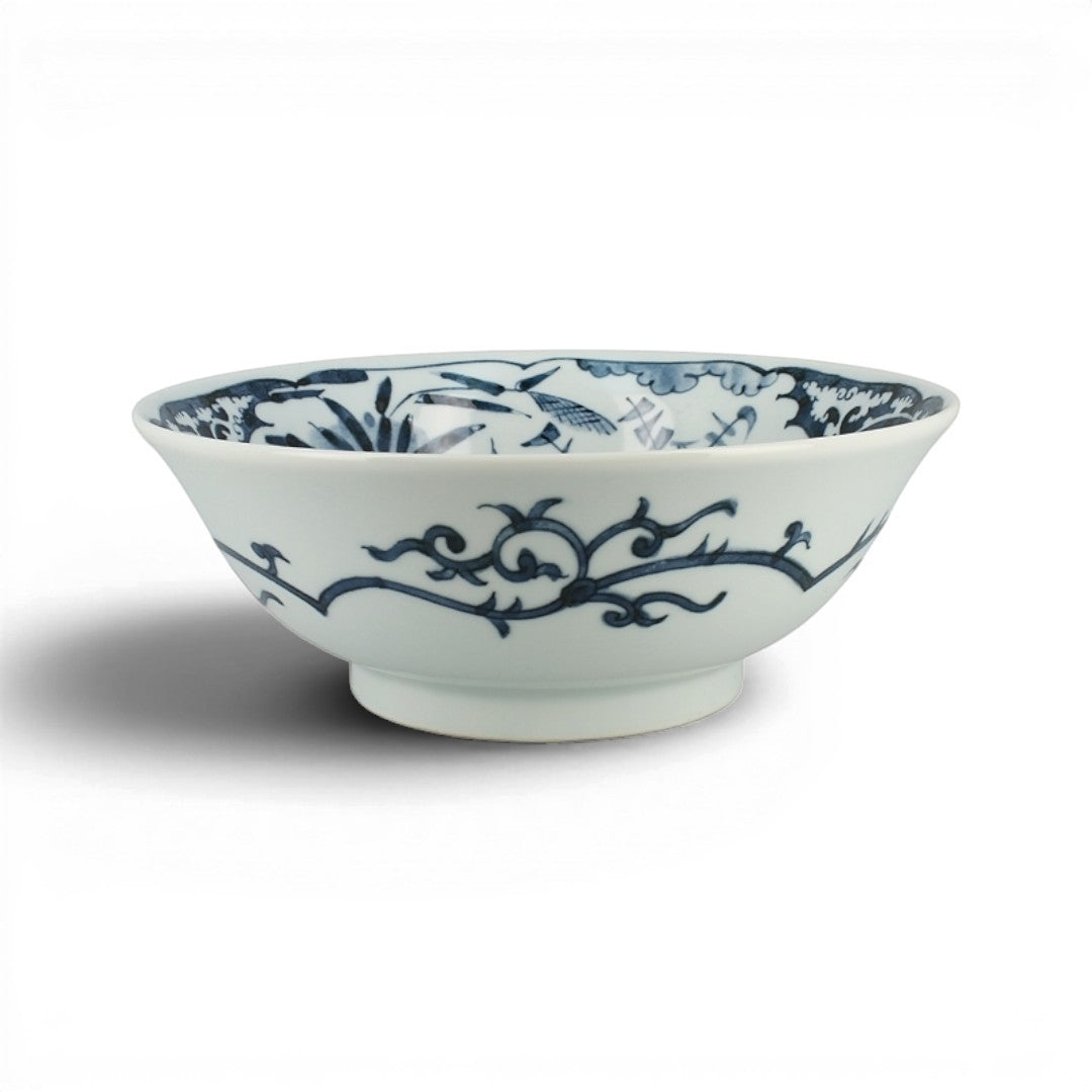 Bol japonais en porcelaine blanche Yugen lab avec motifs floraux et arabesques peints en bleu