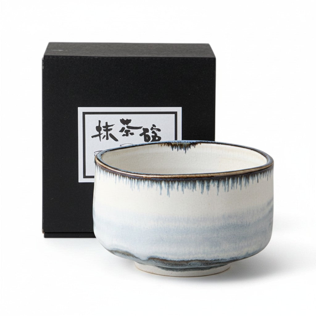 Bol à matcha Yugen lab en céramique artisanale blanche et bleue avec son coffret cadeau noir