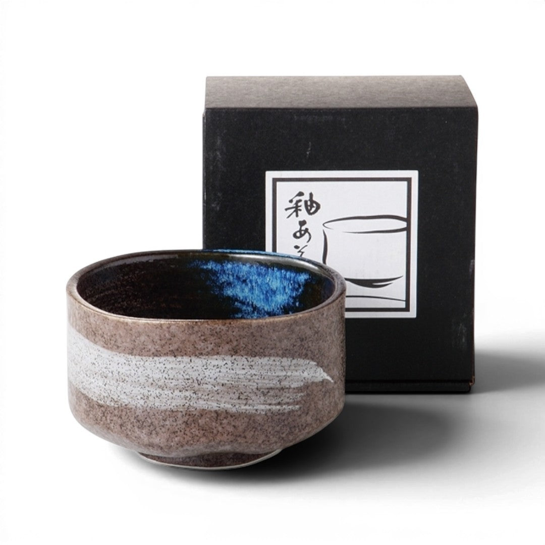 Bol à matcha Yugen lab en céramique artisanale avec motifs blancs et intérieur bleu profond, livré dans son coffret.