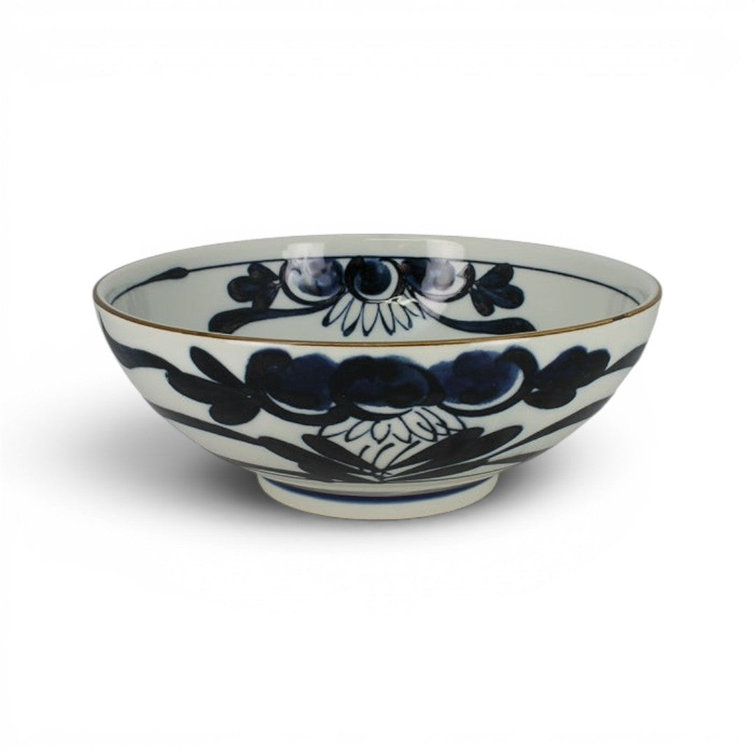Bol Yugen lab pour pokebowl en céramique blanche avec motifs floraux traditionnels peints en bleu