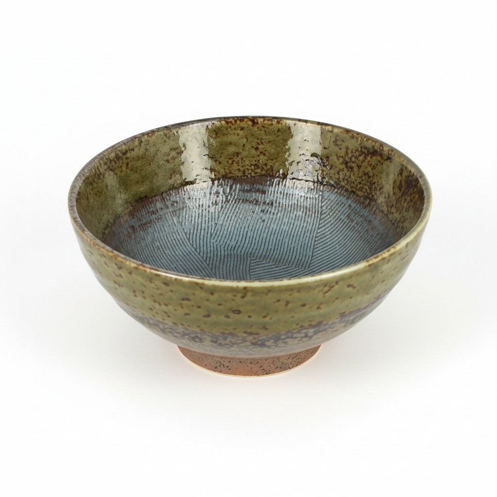 Bol suribachi Yugen lab en porcelaine avec intérieur texturé rayé et extérieur vert moucheté pour la cuisine japonaise
