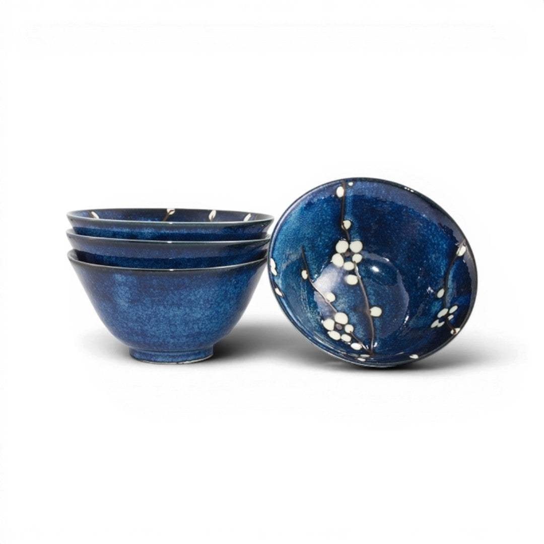 Set de 4 bols Yugen lab en céramique japonaise bleu profond avec motif de fleurs de cerisier blanc