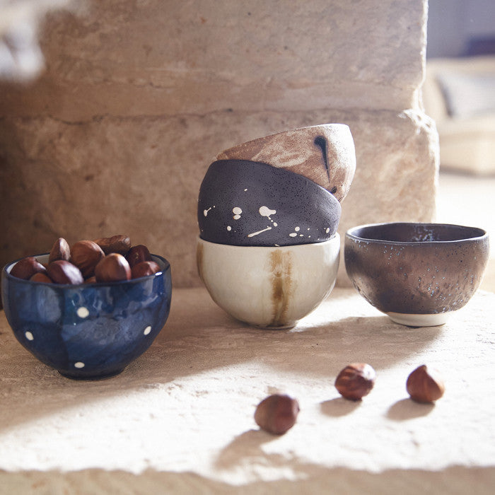 Coffret de 5 bols en céramique japonaise rustique Yugen lab aux couleurs variées et finitions artisanales brutes