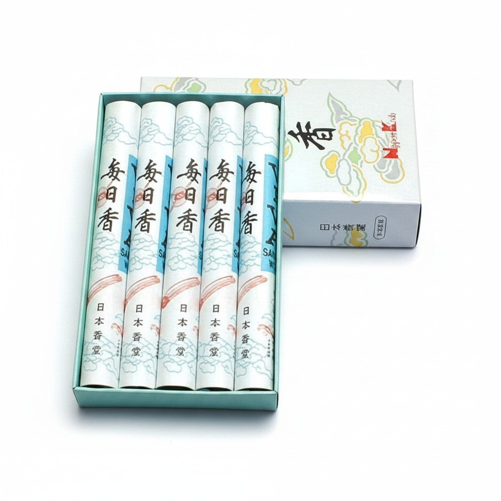 Boîte d'encens japonais Yugen lab Mainichi-Koh au santal avec 10 rouleaux décorés de motifs floraux traditionnels