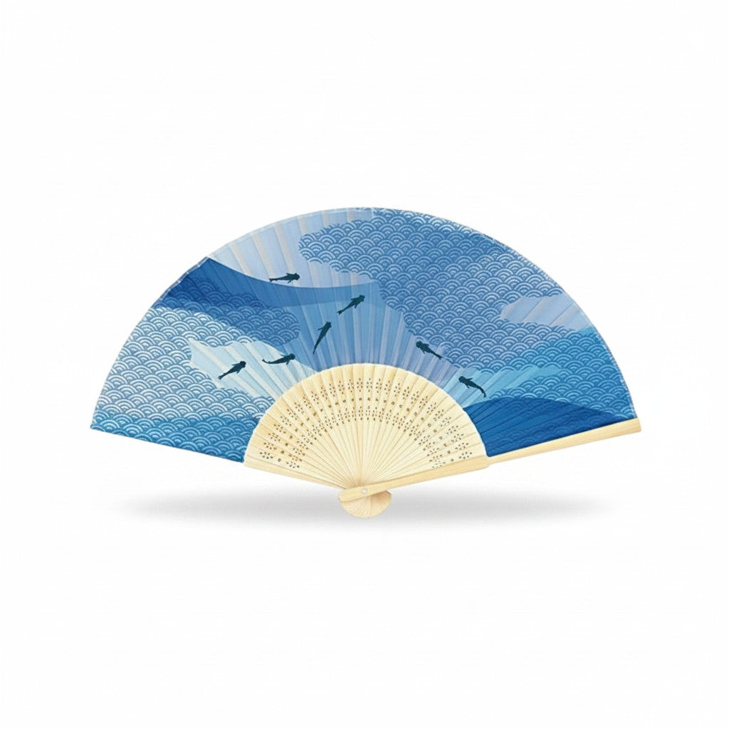 Éventail japonais Yugen lab en polyester bleu avec motif vagues nami et poissons, monture en bois clair.