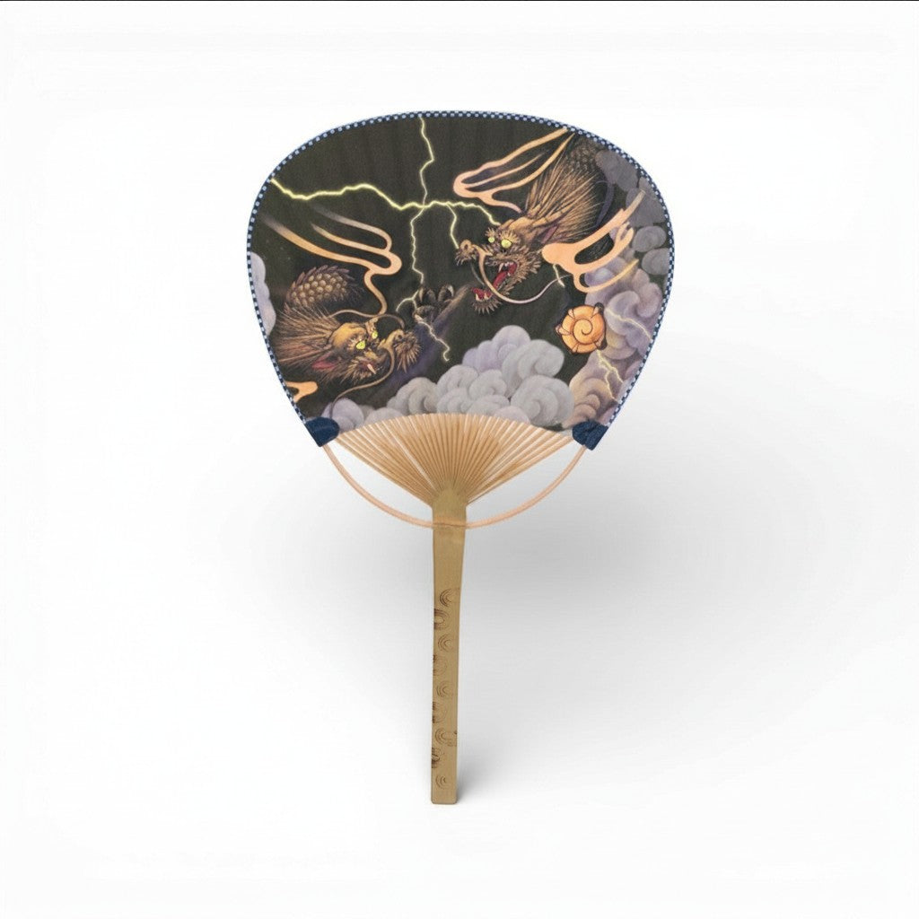Éventail Yugen lab en papier et bambou avec motif de dragon japonais Ryū sur fond de nuages sombres et éclairs.