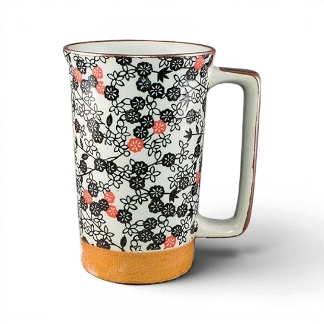 Grand mug Yugen lab en céramique japonaise orné de motifs floraux noirs et roses sur fond blanc