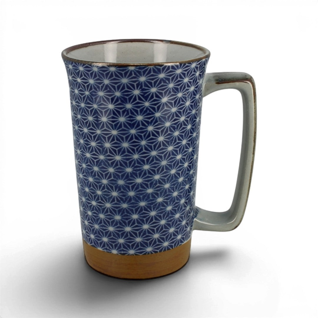 Grand mug Yugen lab en céramique bleue et blanche avec motif traditionnel japonais asanoha et anse latérale