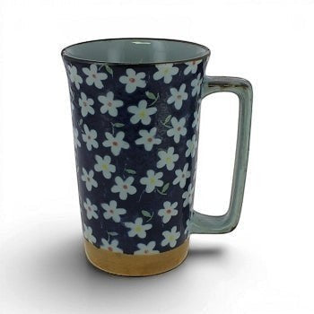 Mug Yugen lab en céramique bleue avec motif floral blanc Kobana et anse rectangulaire