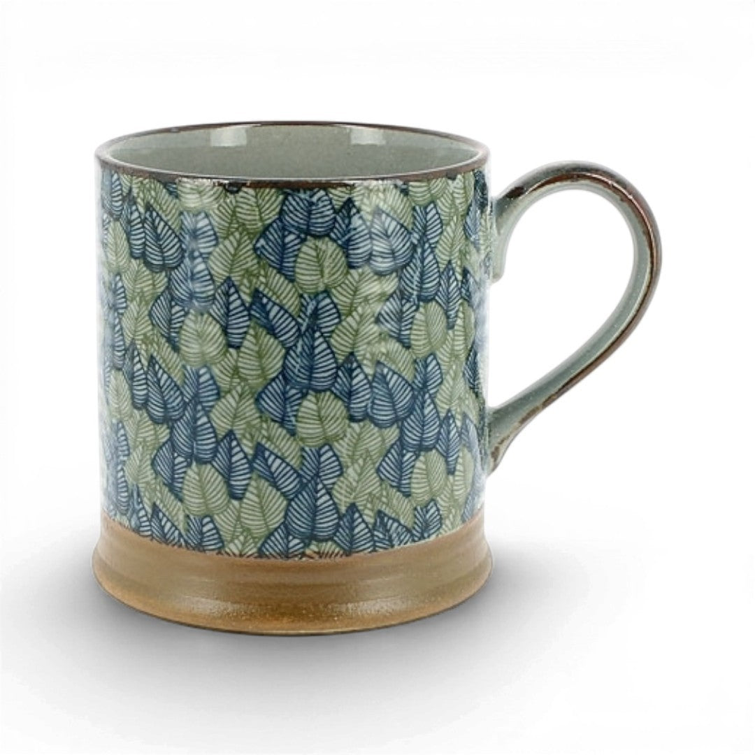 Mug Yugen lab en céramique avec motif de feuilles bleues et vertes, style artisanal japonais.