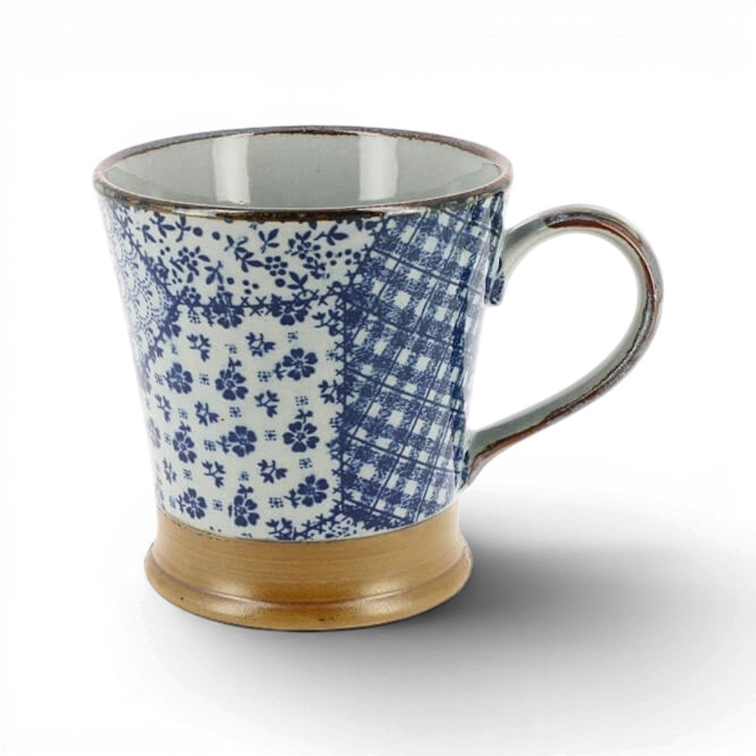 Mug Yugen lab en céramique japonaise avec motif patchwork bleu et blanc et base en grès marron clair