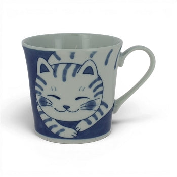 Mug japonais Yugen lab en céramique blanche avec motif de chat tigré bleu, anse arrondie et finition brillante.