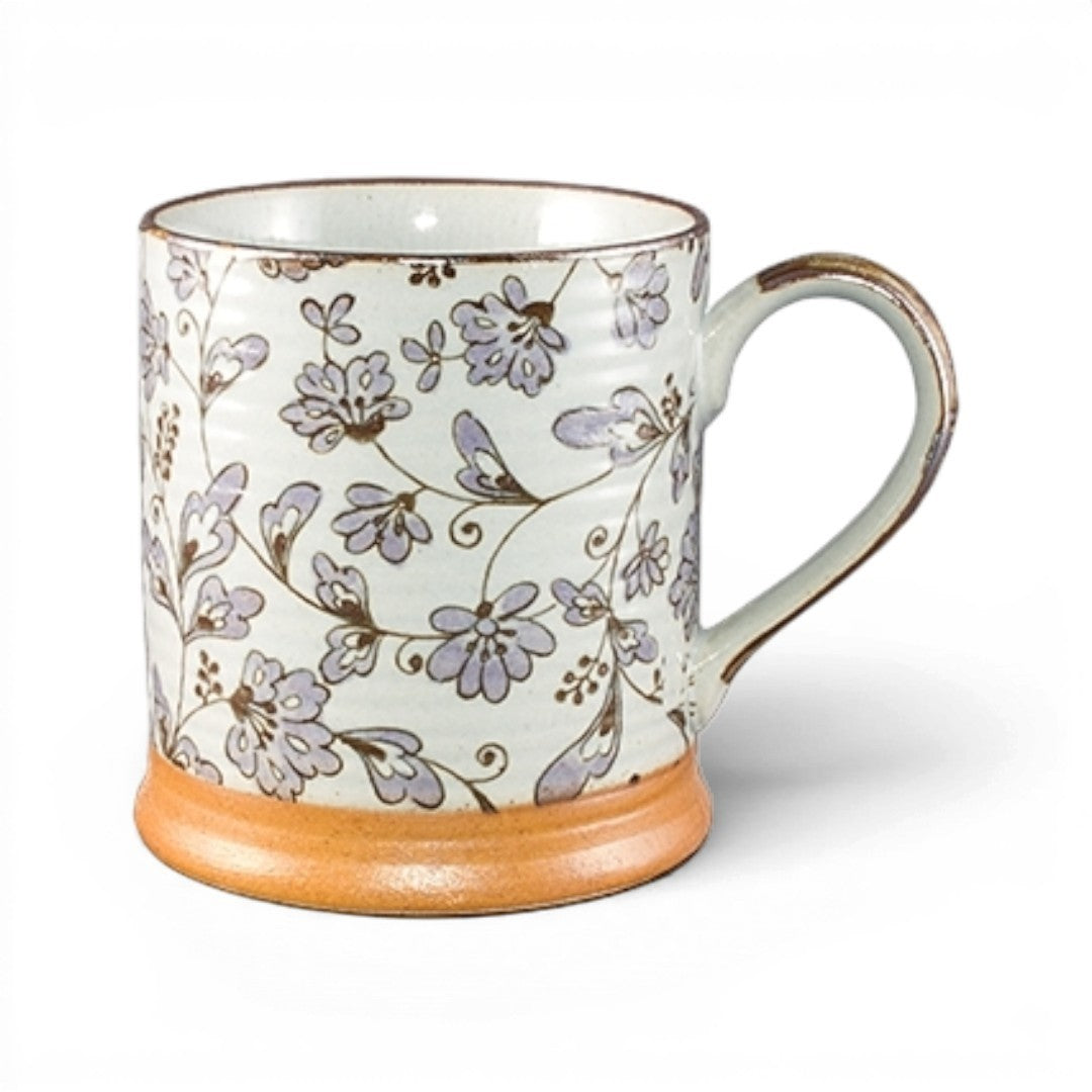 Mug japonais Yugen lab en céramique et grès avec motifs de fleurs mauves sur fond clair et base en terre cuite
