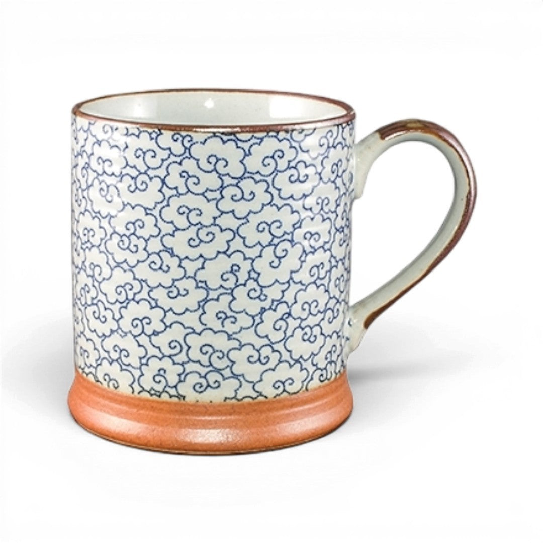Mug japonais Yugen lab en céramique blanche et bleue avec motif de nuages et base en grès marron