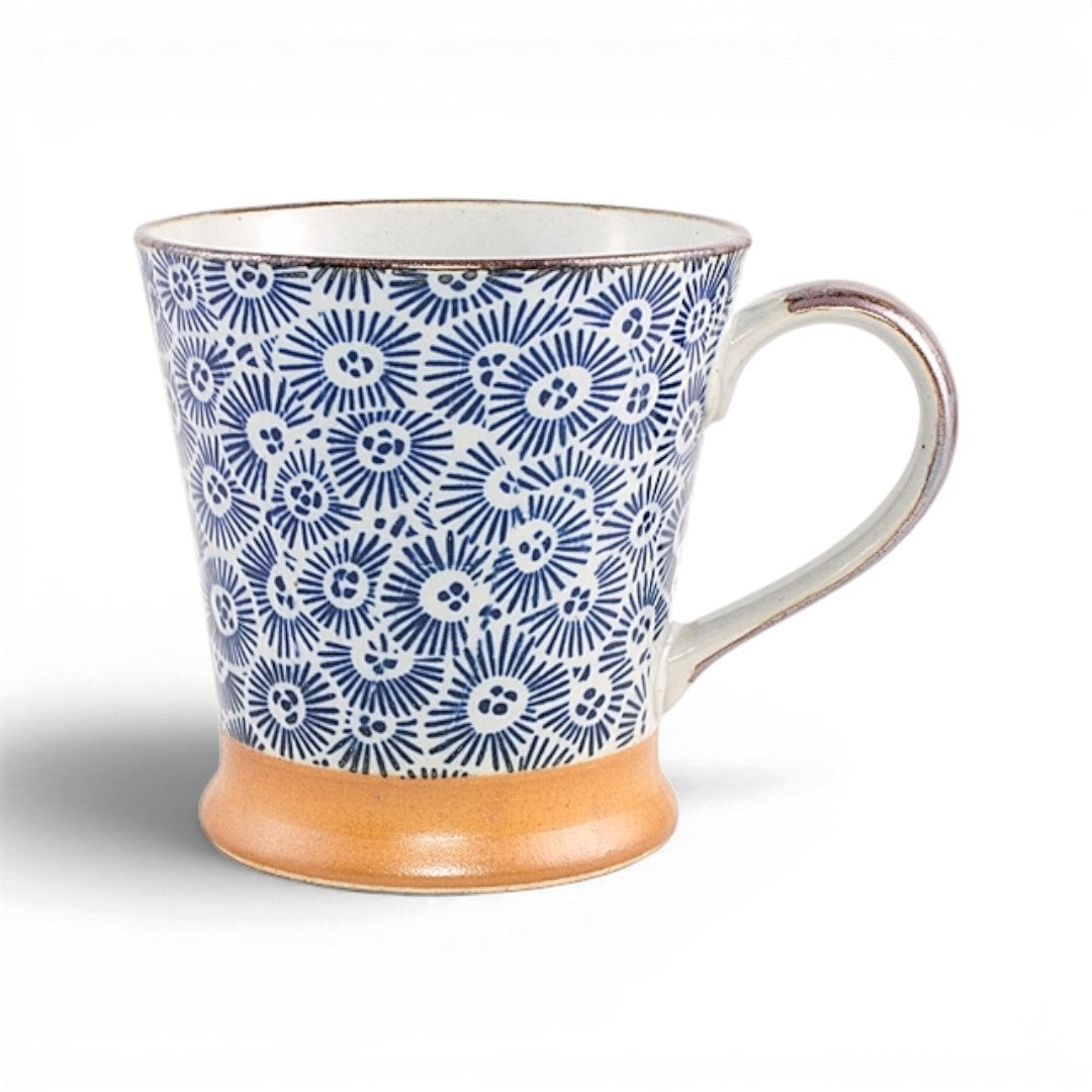 Mug Yugen lab en céramique avec motif bleu et blanc inspiré des oursins et base en grès naturel
