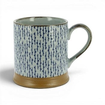 Mug Yugen lab en porcelaine japonaise bleu et blanc avec motif de lignes verticales et base brune contrastante