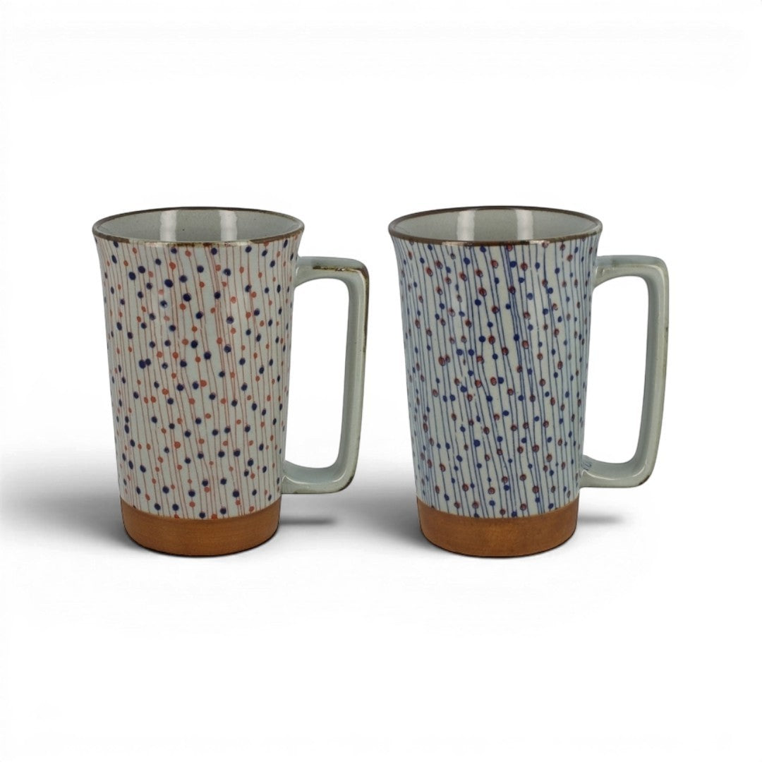 Set de deux mugs à bière Yugen lab en céramique avec motifs traditionnels japonais bleus et rouges sur fond clair