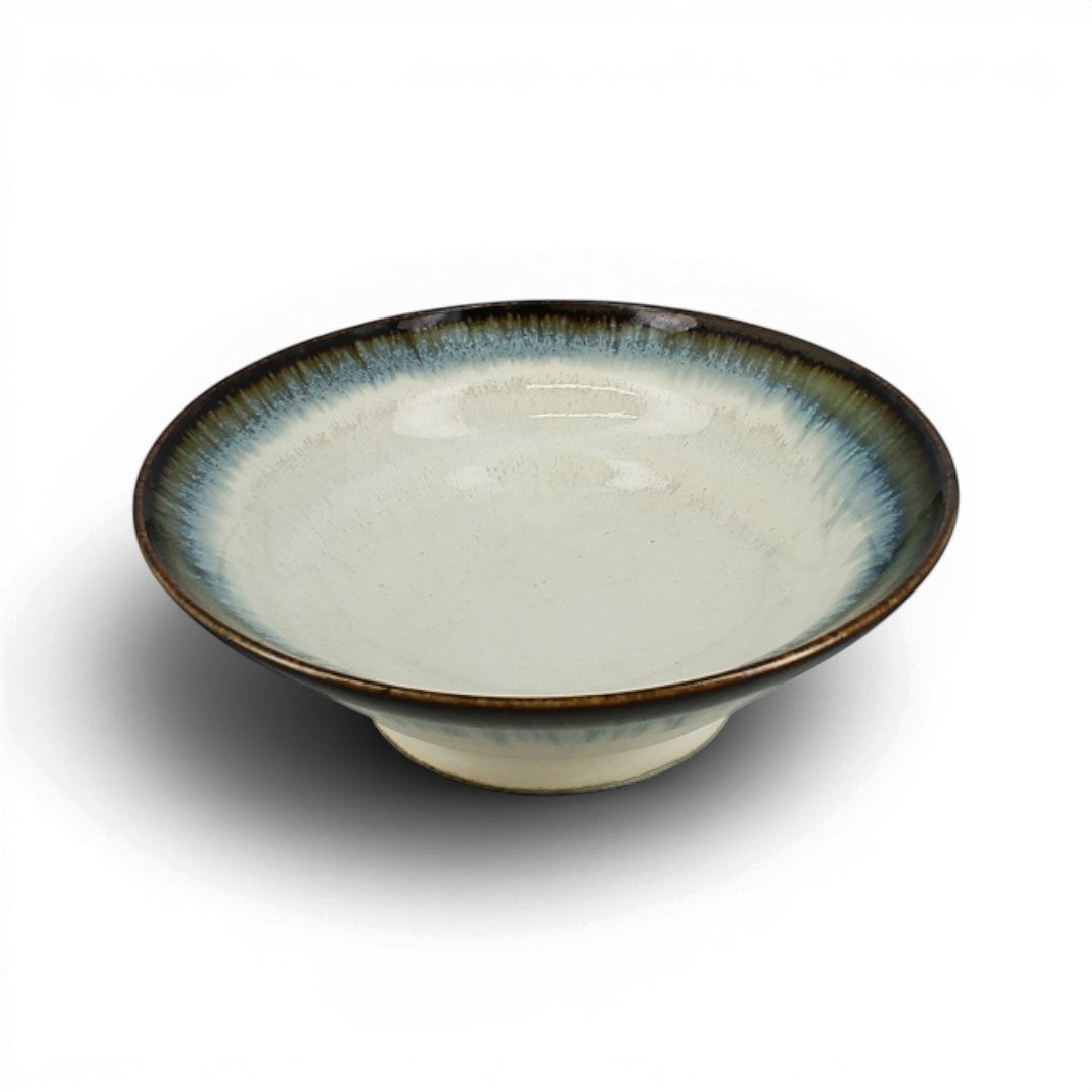 Petit bol Yugen lab en porcelaine blanche avec un bord bleu dégradé, idéal pour le riz ou les condiments.