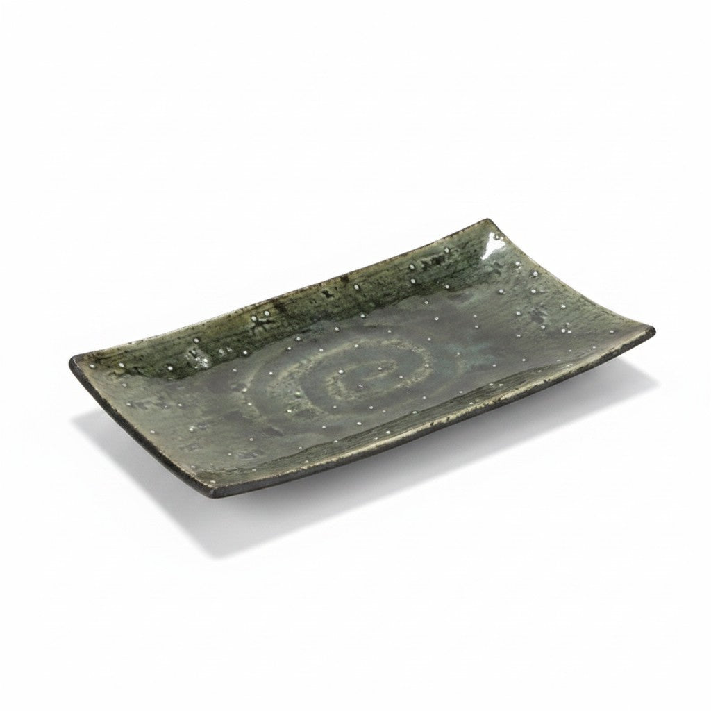 Plat rectangulaire Yugen lab en céramique verte avec motif moucheté, style vaisselle japonaise artisanale