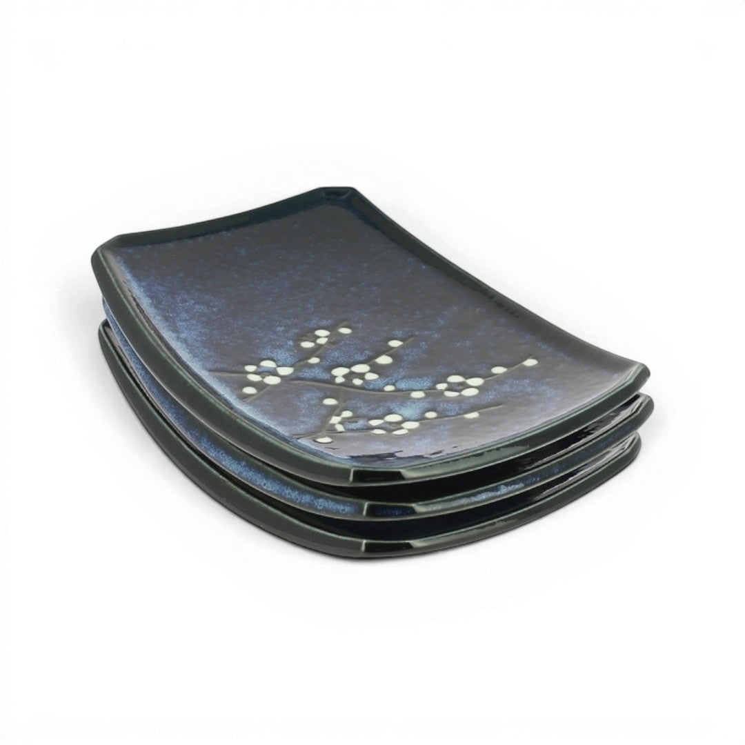 Set de 3 plats longs Yugen lab en céramique bleu foncé avec motif de fleurs de cerisier gravées, style japonais.