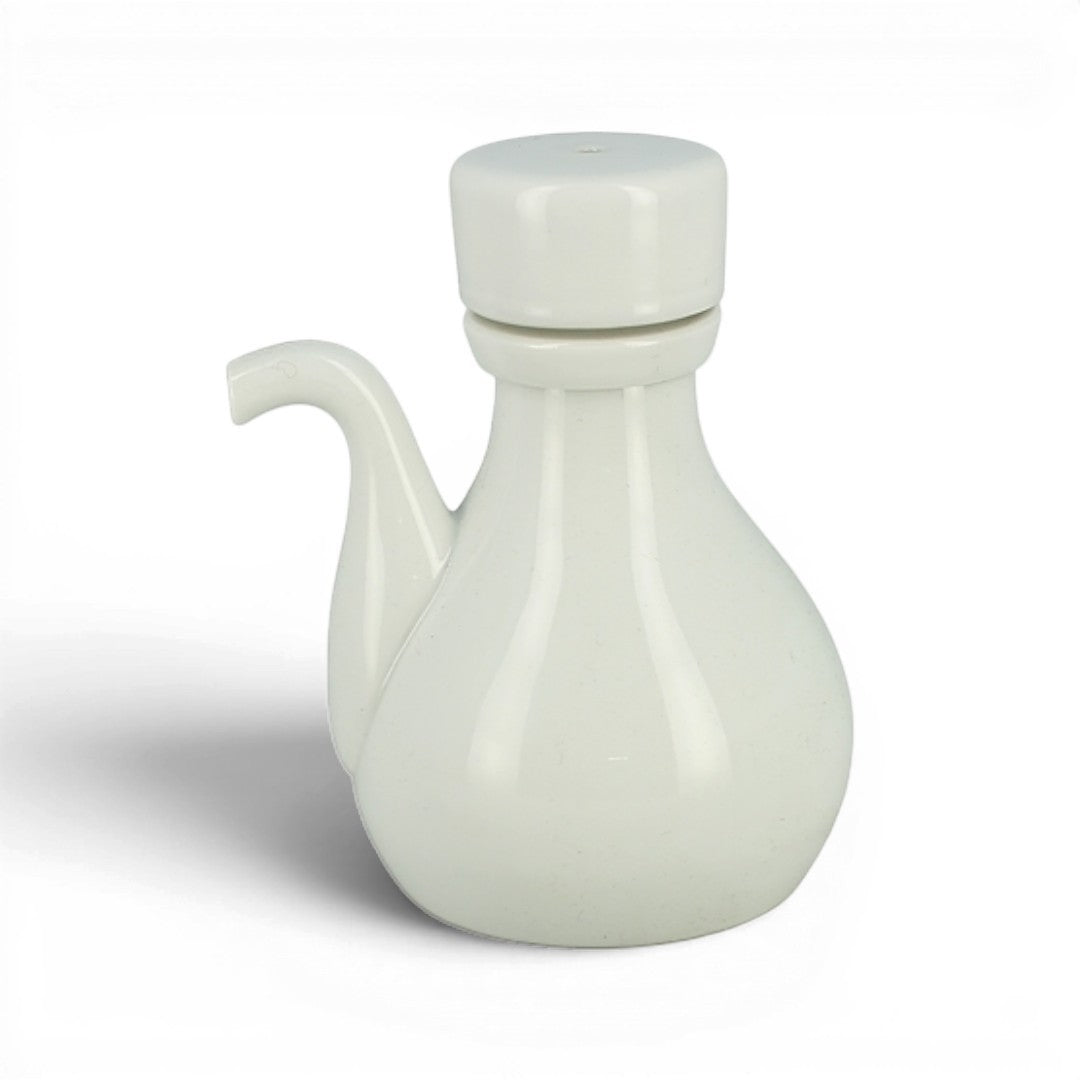 Pot à sauce soja Yugen lab en céramique blanche avec bouchon anti-goutte, design japonais épuré et minimaliste.