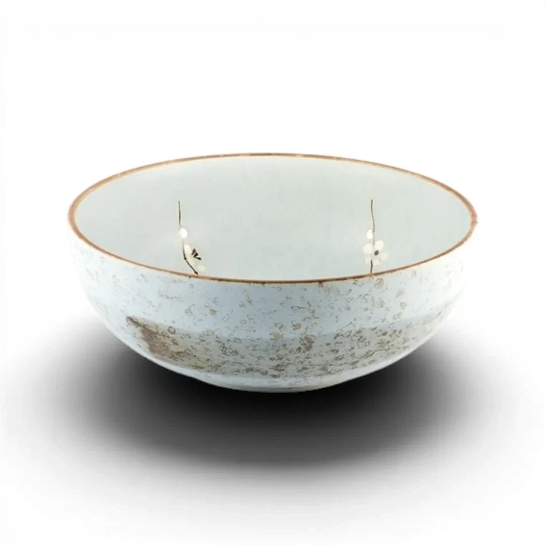 Saladier Yugen lab en céramique japonaise bleu clair avec motifs de fleurs blanches et détails marron rustiques