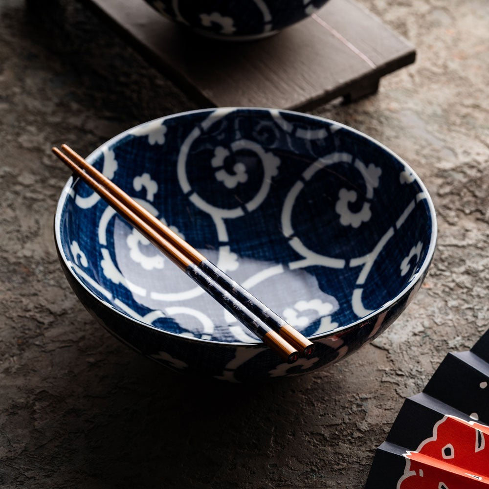 Saladier en céramique Yugen lab bleu et blanc avec motif traditionnel Karakusa et baguettes posées dessus