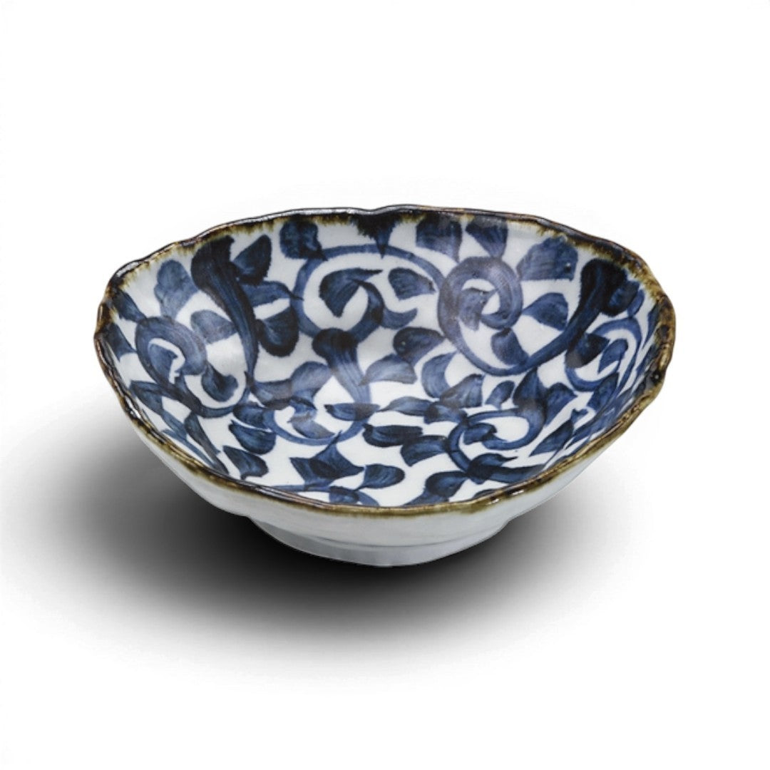 Saladier Yugen lab en céramique blanche et bleue avec motif traditionnel de feuillage et bordure dentelée