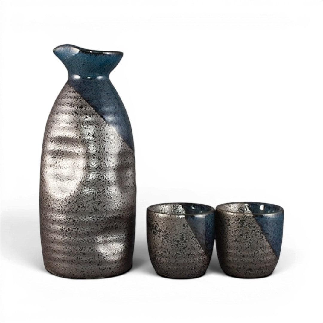 Service à saké Yugen lab en céramique bicolore bleu et gris avec une texture martelée artisanale