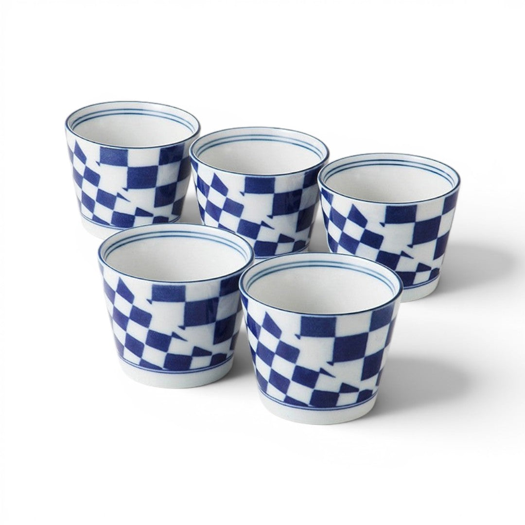 Set de 5 tasses soba Yugen lab en porcelaine blanche et bleue avec motifs géométriques à carreaux japonais