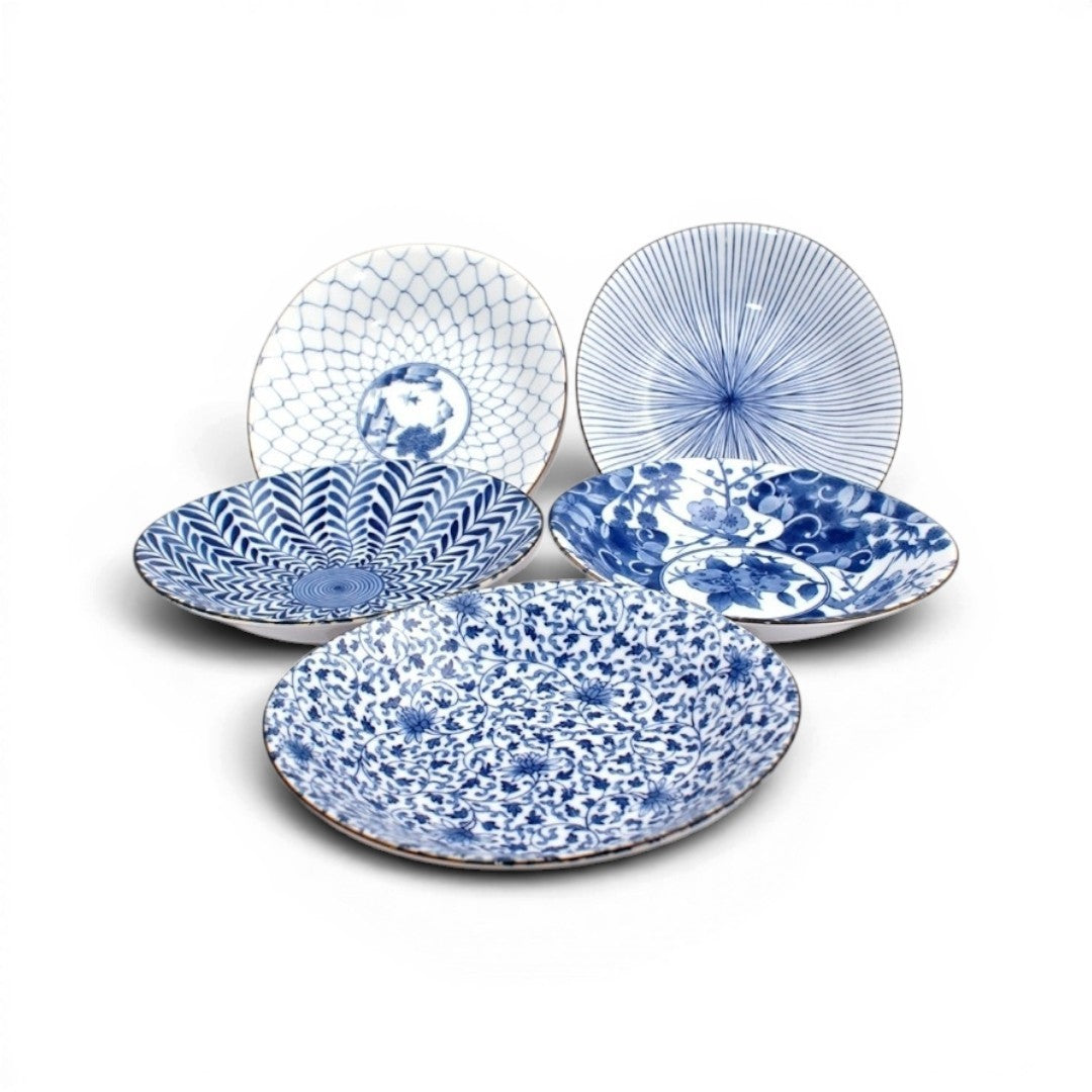 Set de 5 assiettes Yugen lab en porcelaine japonaise avec motifs floraux et géométriques bleu outre-mer sur fond blanc