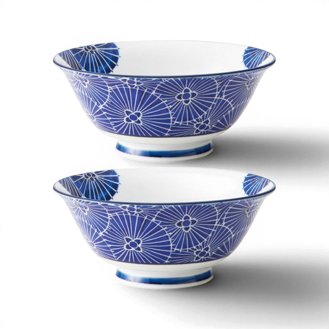 Set de deux bols japonais Yugen lab en céramique blanche avec motifs d'ombrelles bleues, forme évasée moderne.