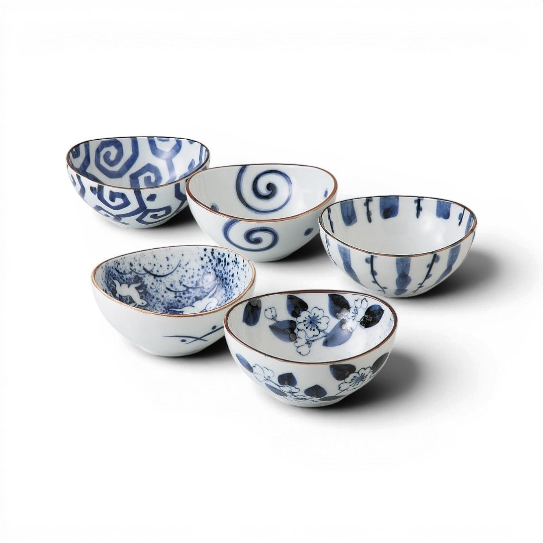 Set de cinq coupelles en porcelaine Yugen lab avec motifs japonais bleus et blancs pour apéritif