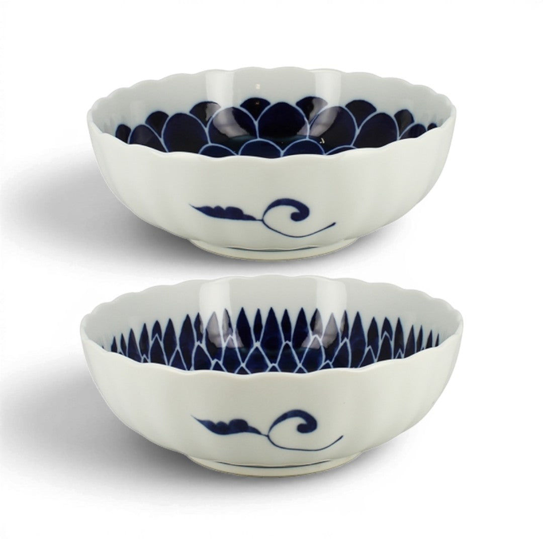 Set de deux saladiers Yugen lab en porcelaine japonaise blanche et bleue avec bords ondulés et motifs floraux