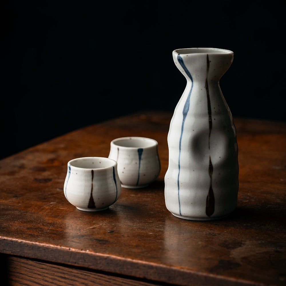 Set à saké Yugen lab en porcelaine blanche avec motifs peints à la main, comprenant une carafe et deux tasses