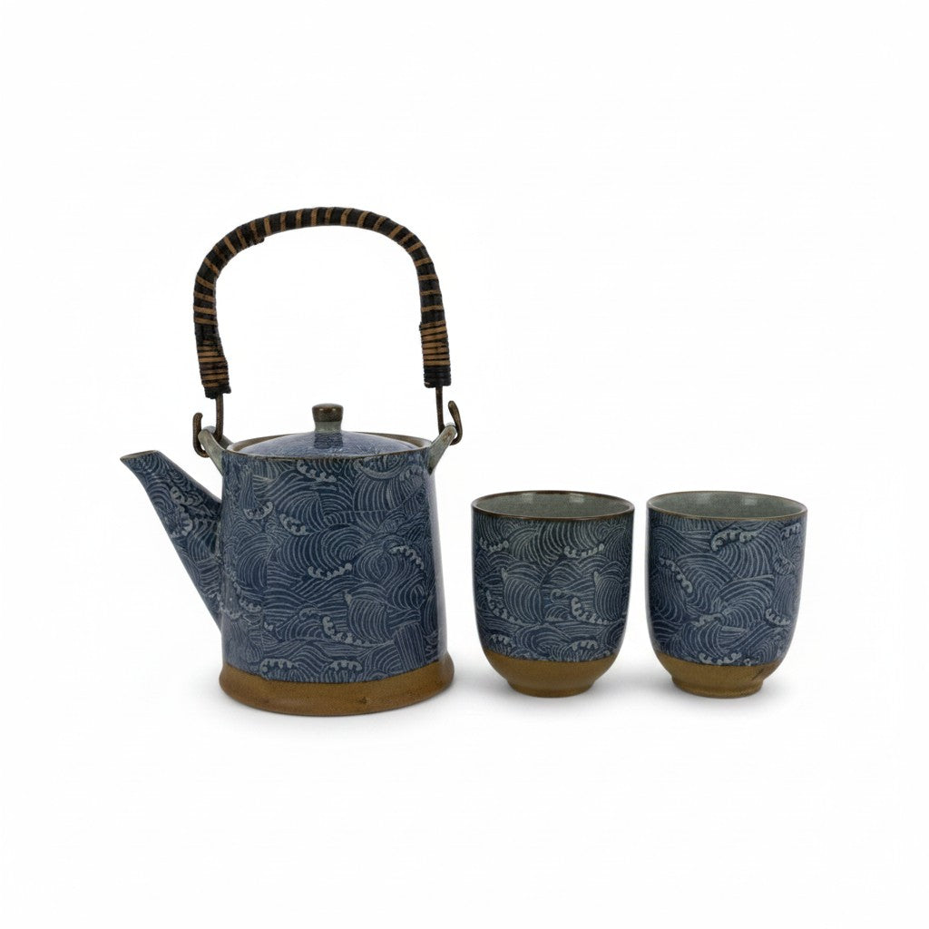Set théière et deux tasses Yugen lab en céramique bleu indigo avec motif vagues japonaises et poignée traditionnelle.