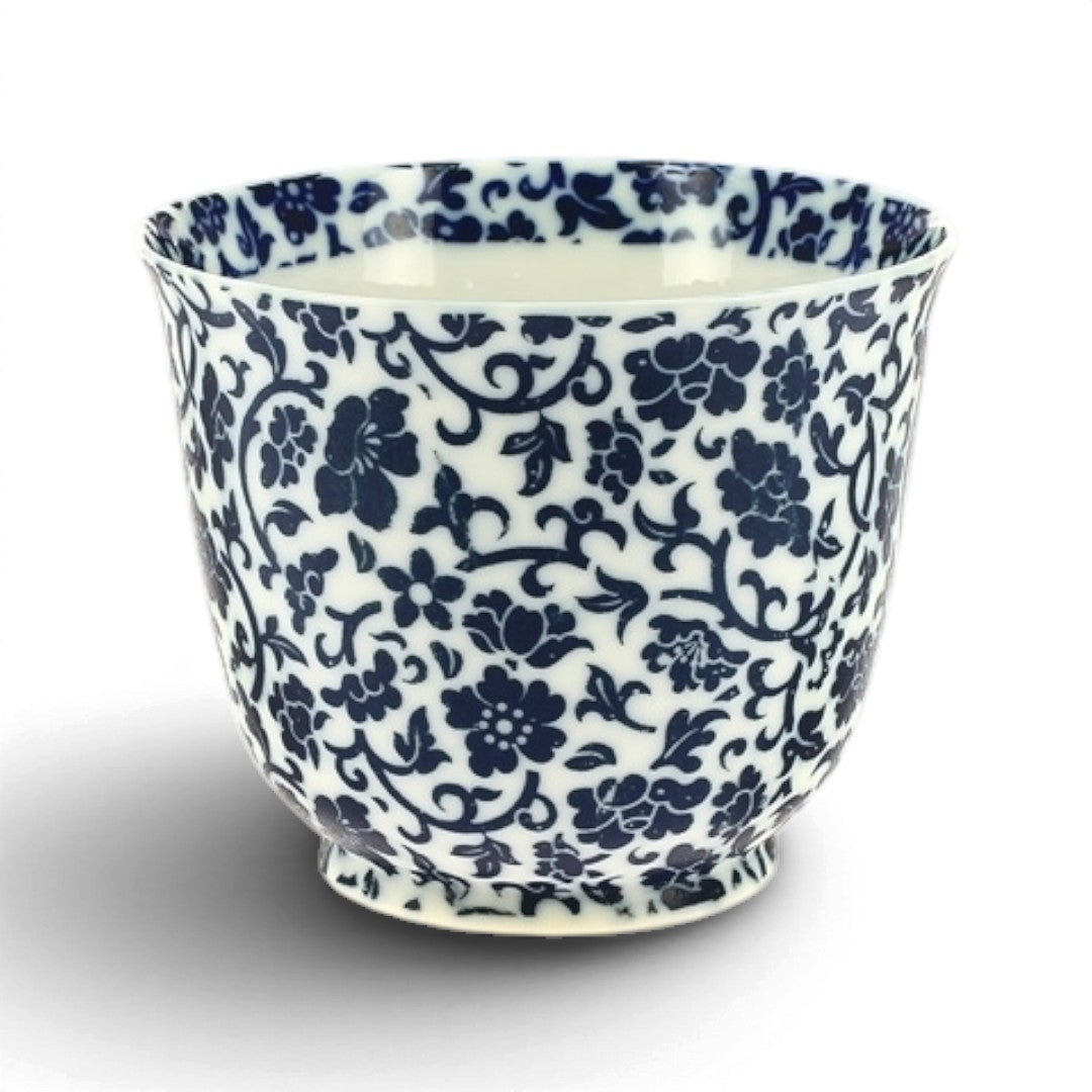 Tasse à thé Yugen lab en porcelaine fine japonaise blanche avec motifs floraux bleus délicats